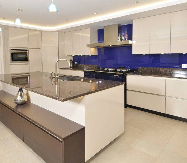SieMatic_S2_greige-gloss_truffle-brown-pine_steinberg_hale-3