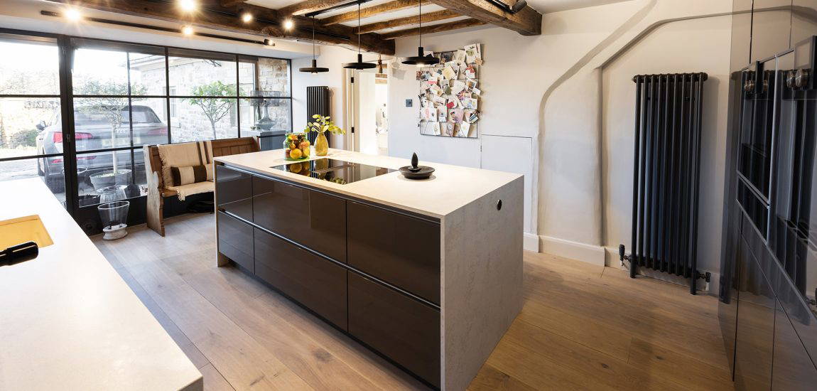 A-second-Stuart-Frazer-kitchen-for-a-beautiful-listed-cottage-006 A second Stuart Frazer kitchen for a beautiful listed cottage - Island hob