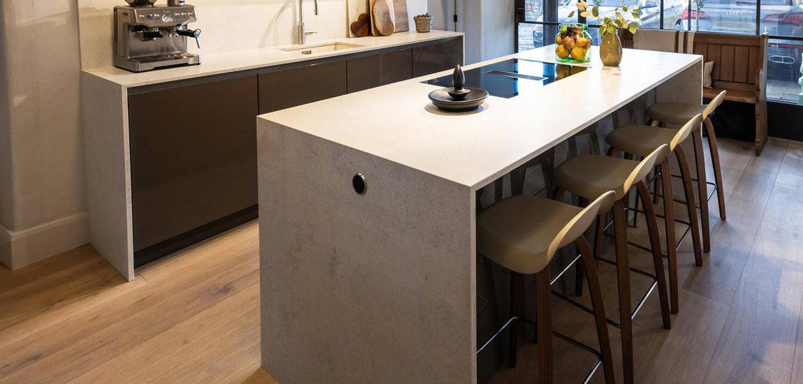 A-second-Stuart-Frazer-kitchen-for-a-beautiful-listed-cottage-007 A second Stuart Frazer kitchen for a beautiful listed cottage - Island breakfast bar